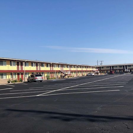 Super 8 By Wyndham Ontario Motel Buitenkant foto