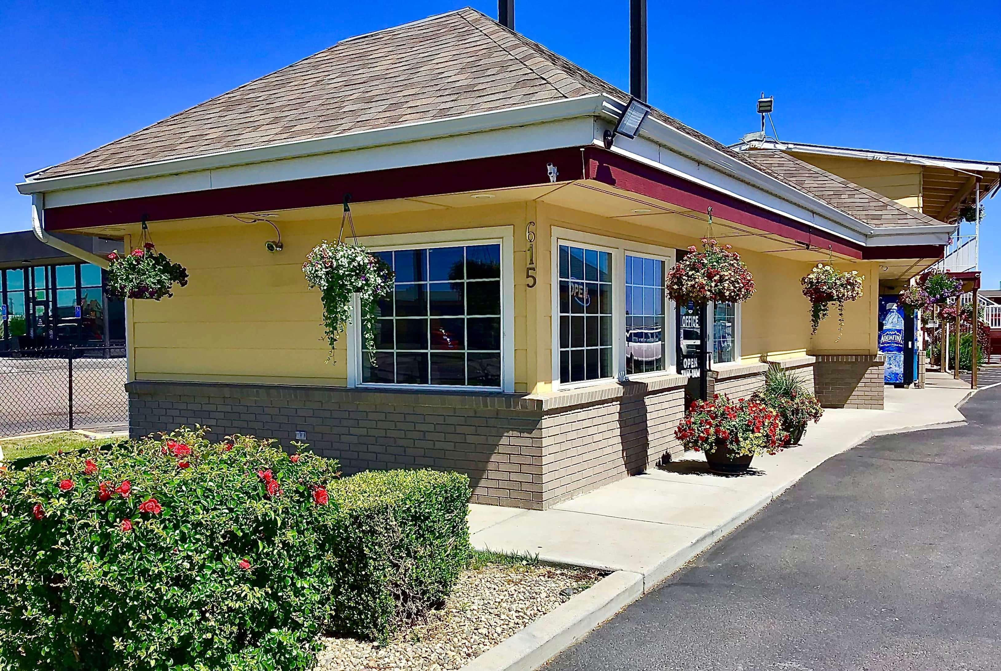 Super 8 By Wyndham Ontario Motel Buitenkant foto