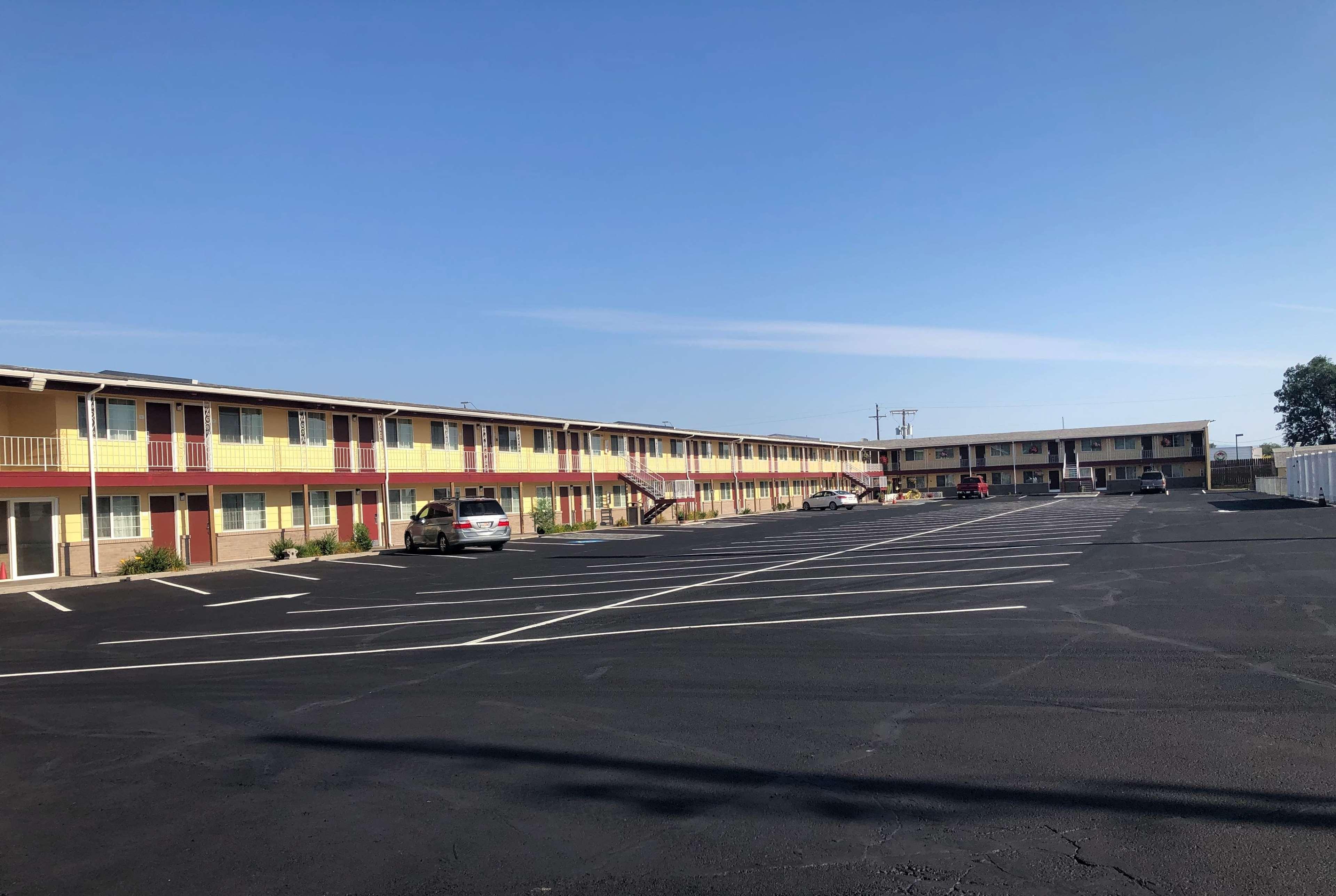 Super 8 By Wyndham Ontario Motel Buitenkant foto